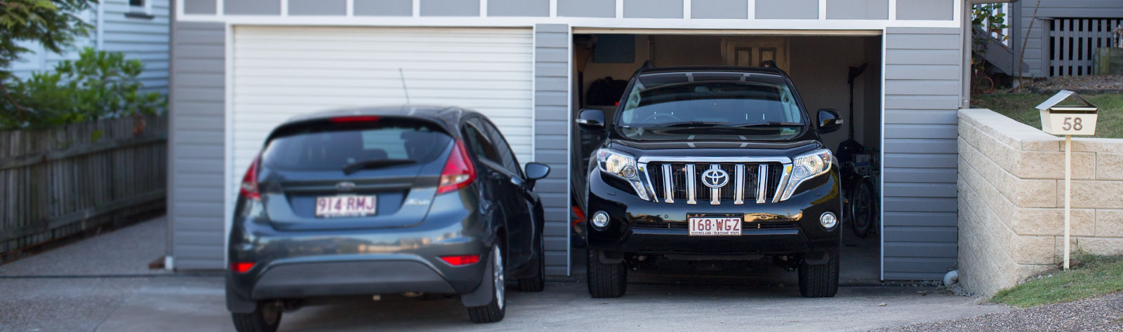 Garage with 2 cars